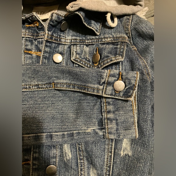 Cropped Jean jacket with detachable hood - Picture 7 of 11